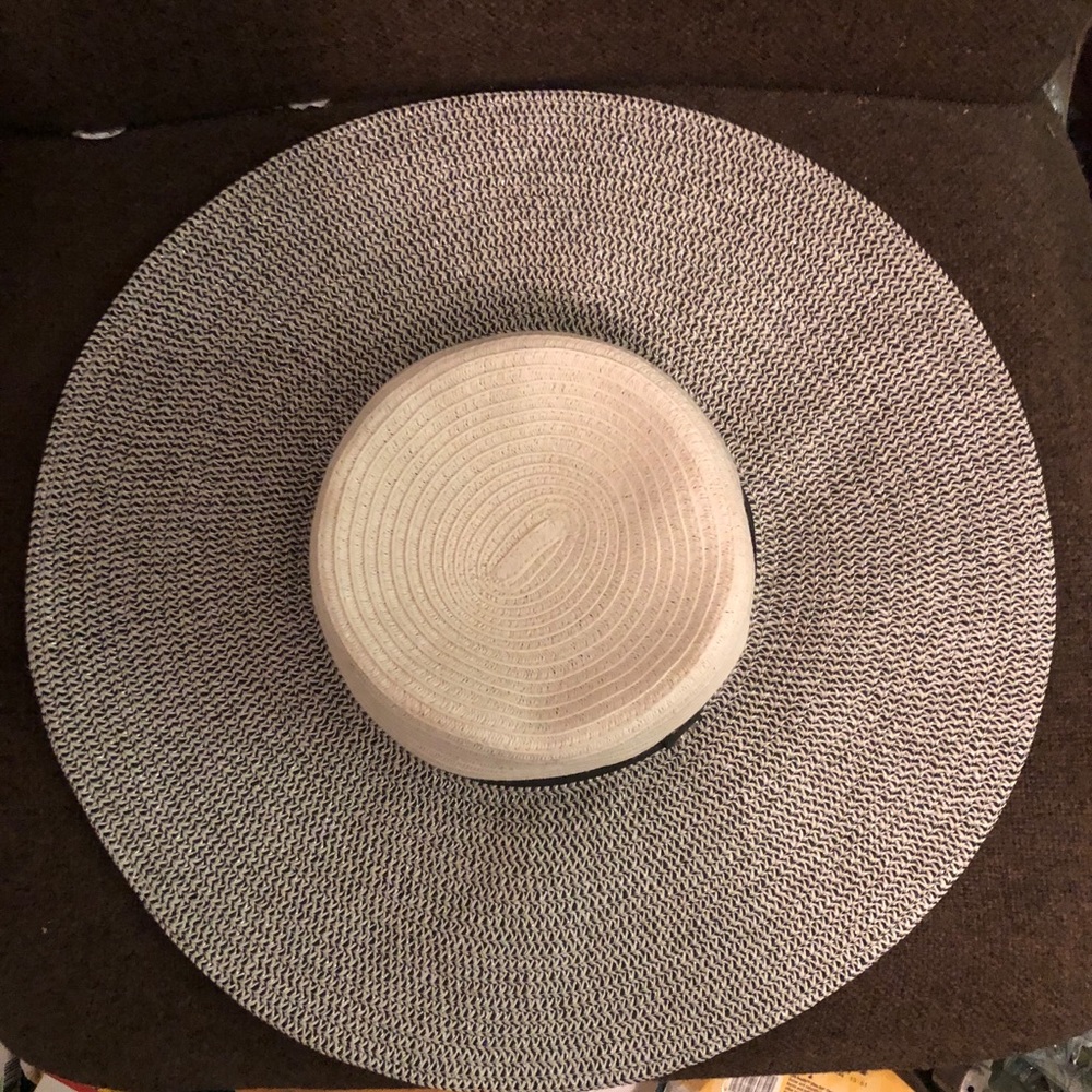 Calvin Klein ladies LG brim hat